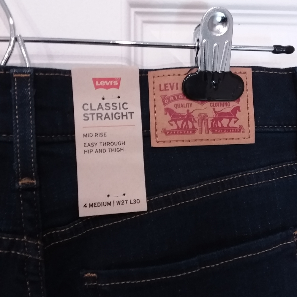 Women's Levi's Classic Straight Mid Rise Jeans 27W by 30L New with Tags